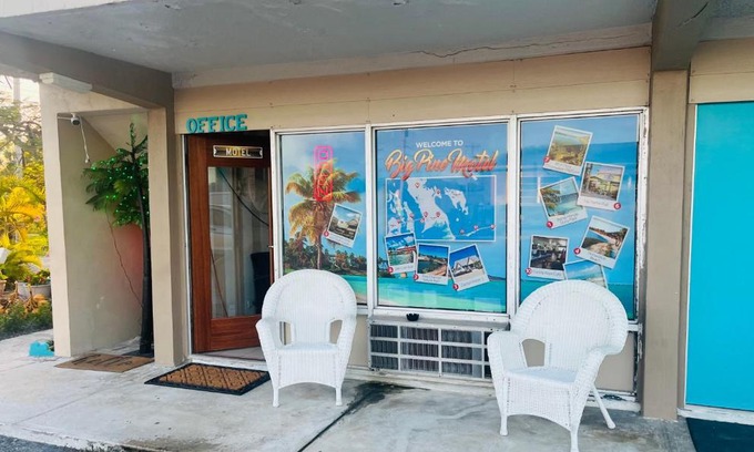 Big Pine Key Hotel | Family-Friendly Retreat at Big Pine Key Motel with Dining