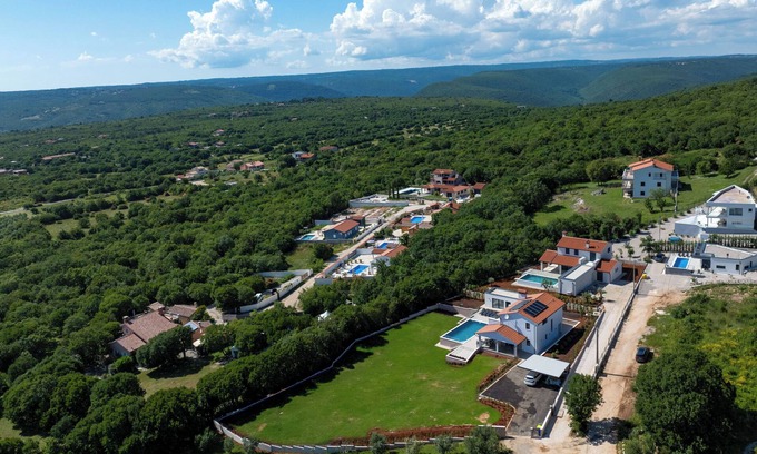 Kapelica Villa | Family-Friendly Hotel with Pool and Pet Amenities