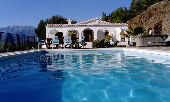 Sayalonga Villa | Exclusive Private Pool & Jacuzzi with Breathtaking Bay Views