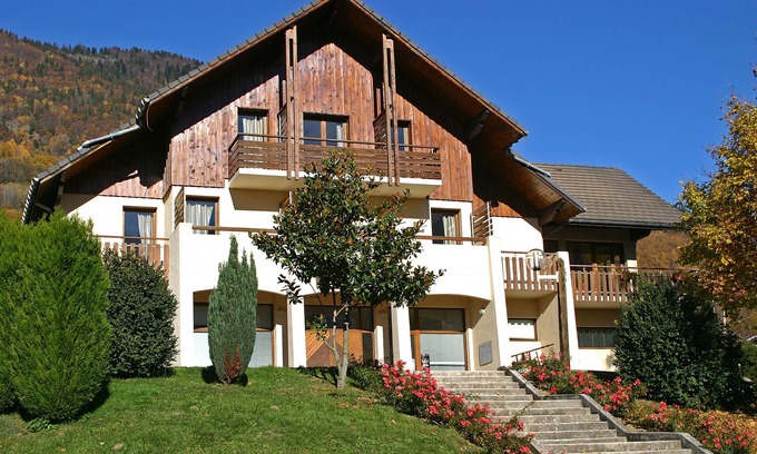 Saint-Georges-des-Hurtieres Ski Chalet | Perfect Retreat for Families & Friends Near Scenic Views