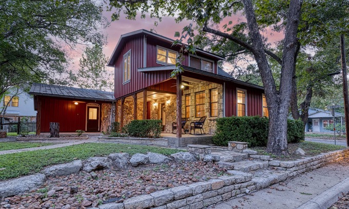 Boerne House | Inviting "Big Red" Farmhouse: Walk to Main Street & Spa
