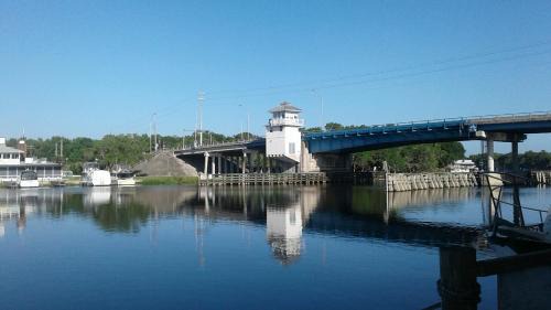 Astor Hotel | Relaxing Retreat at Big River Marina & Lodge with Hot Tub