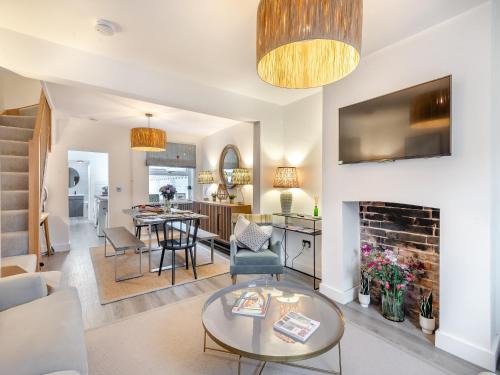 Lowestoft House | Discover Big Skies: Family-Friendly Retreat Awaits!