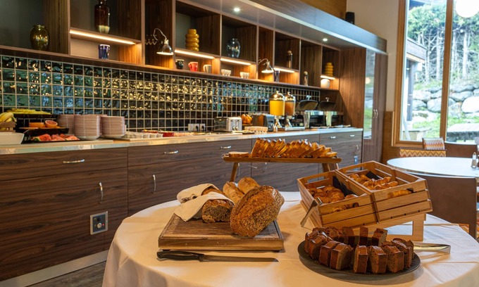 Les Bossons Hotel | Experience Big Sky Hotel: 4-Star Relaxation & Amenities