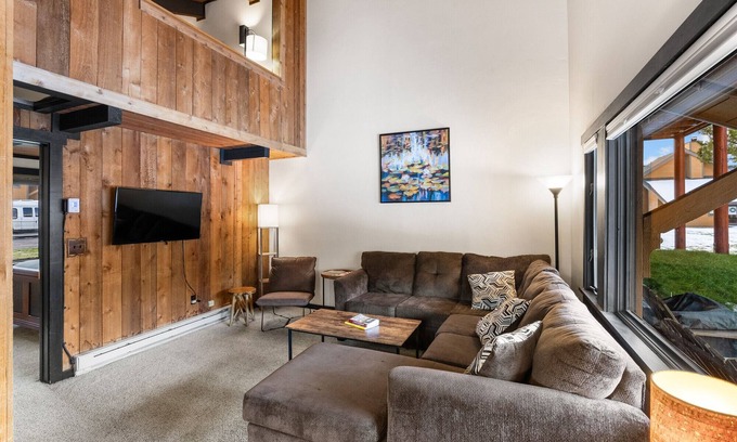 Big Sky Meadow Village Condo | Inviting Big Sky Meadow Retreat with Spa and Pool Access