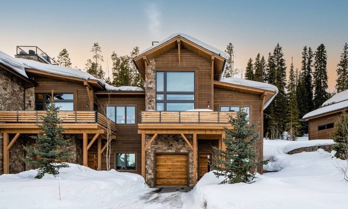 Gallatin Gateway House | Perfect Lodgeside 4A Villa: Pet-Friendly with Pool & Spa