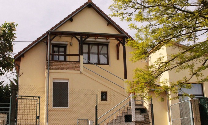 Le Breuil Apartment | Inviting Garden View Studio with Pet-Friendly Amenities