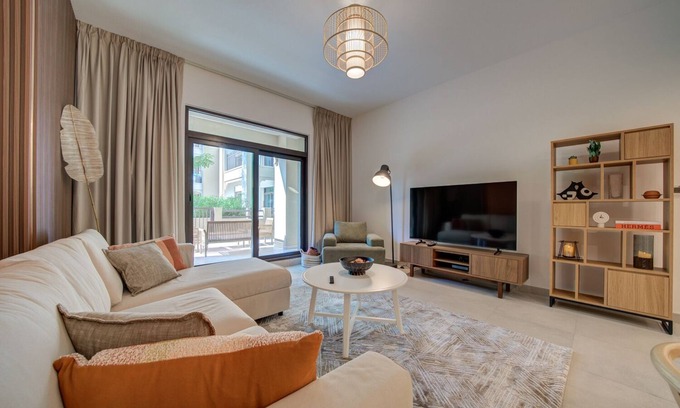 Umm Suqeim 3 Apartment | New Beachside Retreat with Spacious Terrace & Pool Access