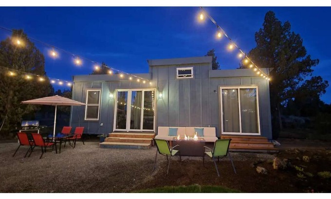 Bend House | Delightful Tiny House with Full Kitchen and Yard Space