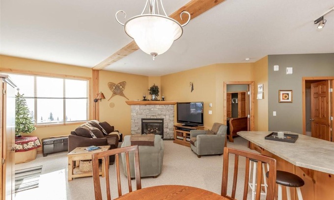 Big White Ski Resort House | Premier Big White Hotel with Pool and Spa Amenities