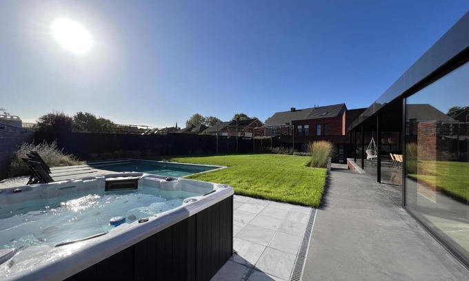 Gutschoven House | Experience Bigaro II: 4-Star Stay with Pool & Hot Tub