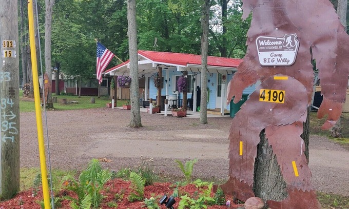 Harrison Cabin | Unique Bigfoot Cottage: Dog-Friendly Retreat Awaits You!