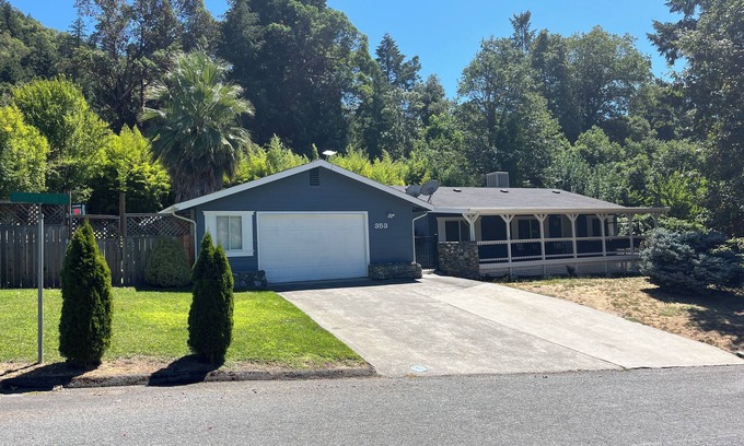 Willow Creek House | Discover Bigfoot - Trinity Mountain Retreat with Pool & Pets