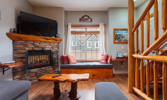 Big White Ski Resort House | BigWhite Ski In/Out Chalet with Private Hot Tub & Garage