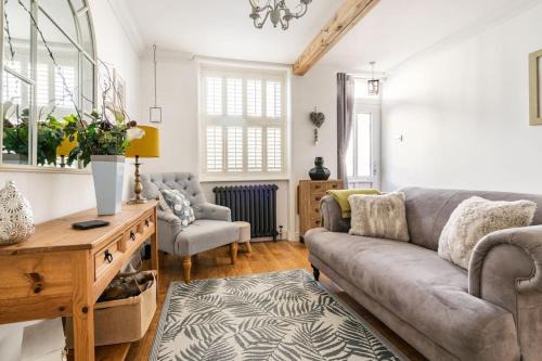 Deal House | Bijou Cottage: Pet-Friendly Retreat with Top Guest Ratings