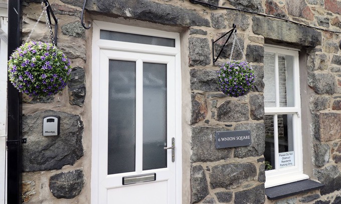 Dolgellau House | Bijou House: Ideal Retreat for Two with Family-Friendly Amenities