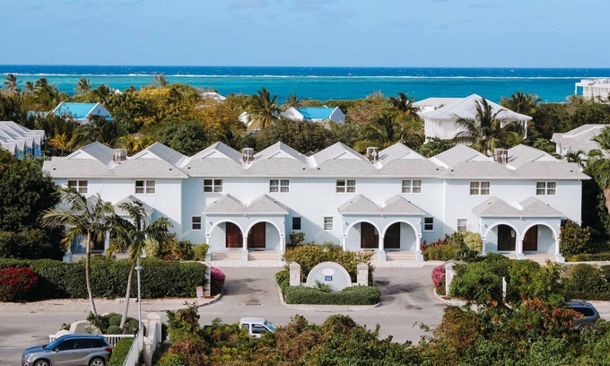 The Bight House | Bijou: Comfort and Ocean Views in Turtle Cove, Rated 10/10