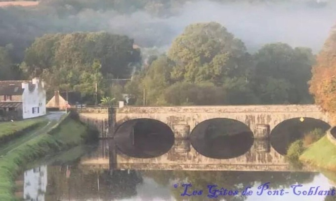 Gouezec Apartment | Bike or walk along the Nantes Brest Canal