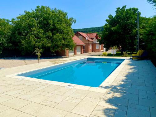 Kereki Villa | Discover Bikeaway Guesthouse: Pet-Friendly Retreat with Hot Tub