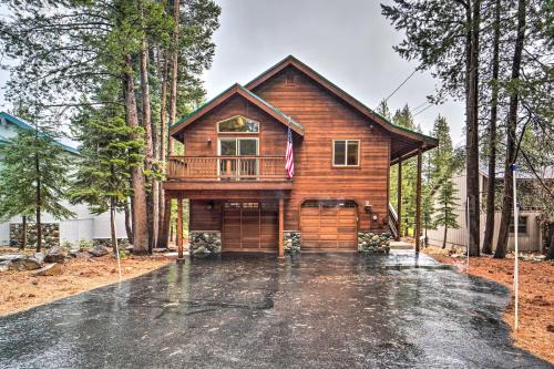 Truckee House | Elegant Truckee Cabin with Golf Course View & Hot Tub