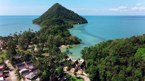 Klong Son Villa | Relax at Bikini Villas Koh Chang: Oceanfront and Pet Friendly