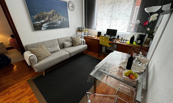 Deustuko San Pedro-Erribera Condo | Modern Bilbao Deusto: 3 Bedrooms, Free Garage & Wifi