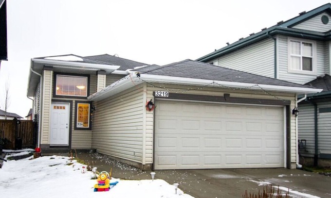Southeast Edmonton House | Cozy Bilevel House with Child-Friendly Amenities Awaiting You
