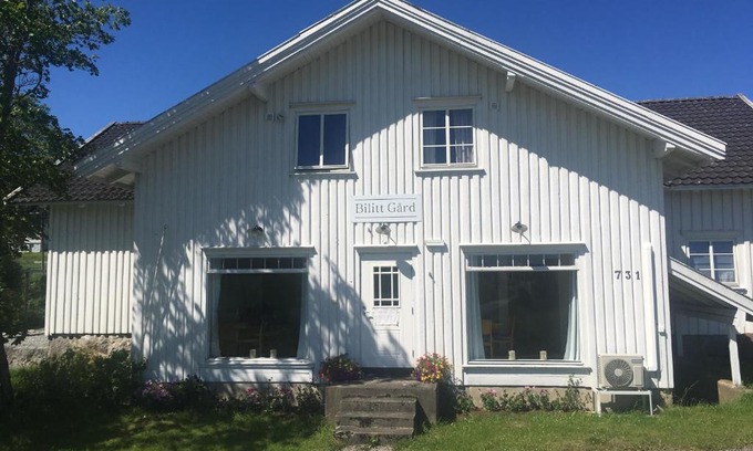 Hobol House | Bilitt gård: Family-Friendly Retreat with Pet Amenities