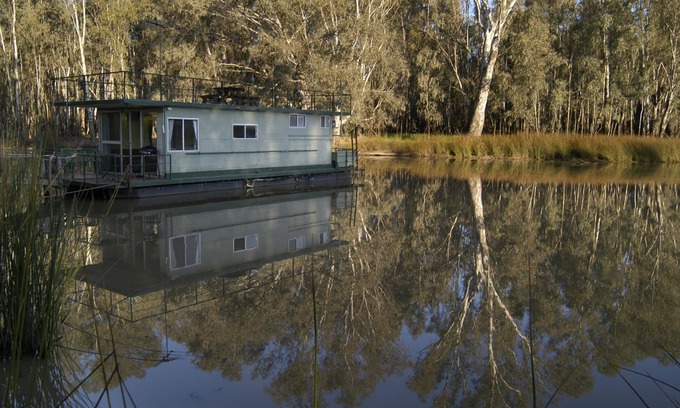 Brimin Cabin | Billabong Lodge - permanently moored houseboat