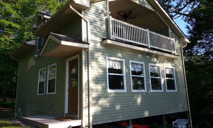 Glasgo Cottage | Lakefront Cottage with Pool & Breakfast - Rated 9.8/10