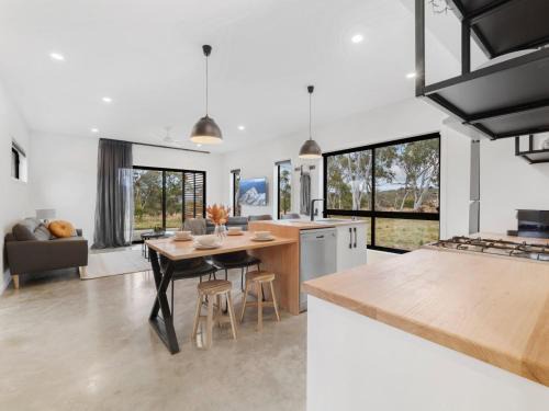 Hill Top House | Family-Friendly Getaway at Billy Button Retreat - Rated 8.8/10
