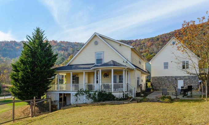 Asheville House | Experience Biltmore Basecamp with Mountain Views & 6 Bedrooms