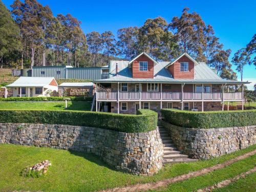 Mount View House | Escape to Bimbadeen Mountain Retreat: Family-Friendly Getaway