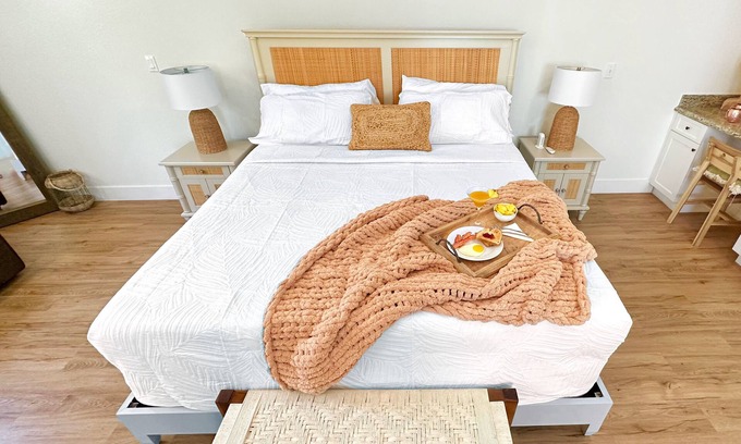 Alice Town Apartment | Idyllic Bimini Nest Studio with Oceanfront Pool Access