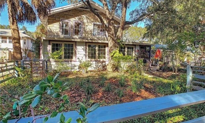 Gulfport Apartment | Pet-Friendly Bindy’s Bungalow Studio with Oceanfront Views