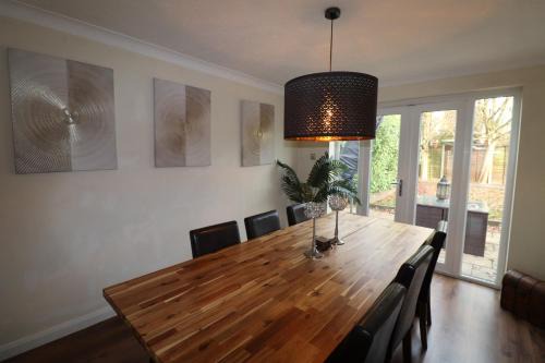 Binfield House | Binfield - Family-Friendly Four Bedroom Retreat with Pets Allowed