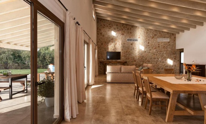 Caimari Villa | Binibona Gran: Family-Friendly Retreat with Pool & Hot Tub