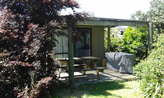 Takaka Apartment | Cozy Binnimoor Bach Studio with Oceanfront Views