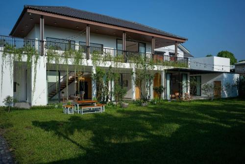 Da Nang Villa | Explore Binsy Casa: Pet-Friendly Stay with Breakfast