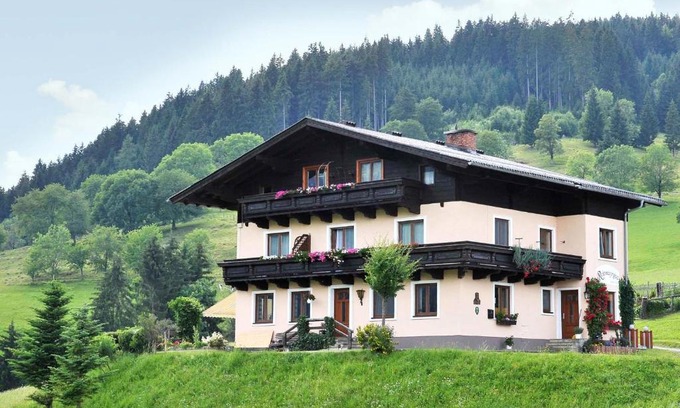 Goldegg Apartment | Top-Rated Bio-Bauernhof Reitmayrgut with Family Amenities