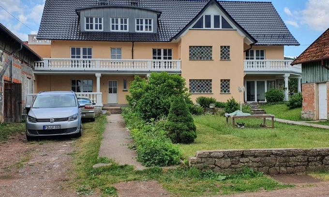 Schleid Apartment | Cozy BIO-Bauernhof Rhön: Family-Friendly Retreat Awaits
