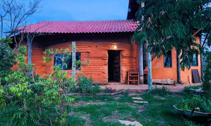 Alto Paraiso de Goias Cottage | Eco-Friendly Bioconstruction House with Captivating Sunset