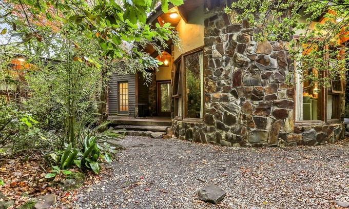 Olinda Apartment | Indulge in Birch Suite at Rocky Creek Art Garden