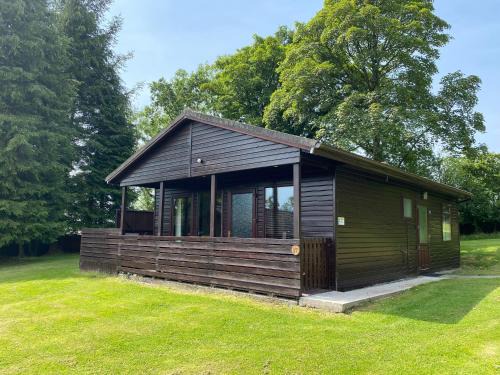 Newton Stewart Ski Chalet | Birch Lodge 17: Relaxing Retreat with Hot Tub & Pet Friendly