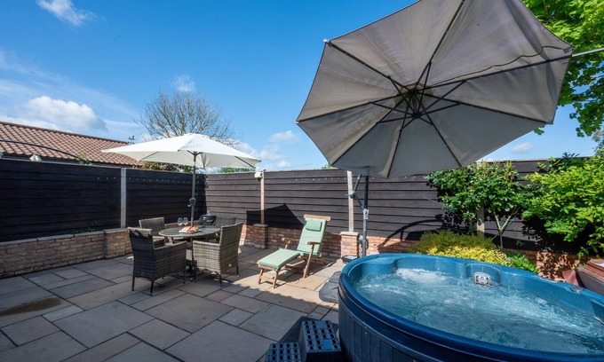 Foxley House | Relaxing Pheasant Lodge: Cozy Two Bedroom Escape for 4
