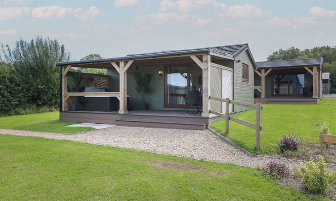 Swadlincote Cottage | Romantic Getaway at BIRCH: Cozy Cottage with Hot Tub