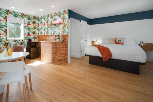 Saratoga Springs Hotel | Cozy Birches Motel: Pet-Friendly with Hot Tub Access