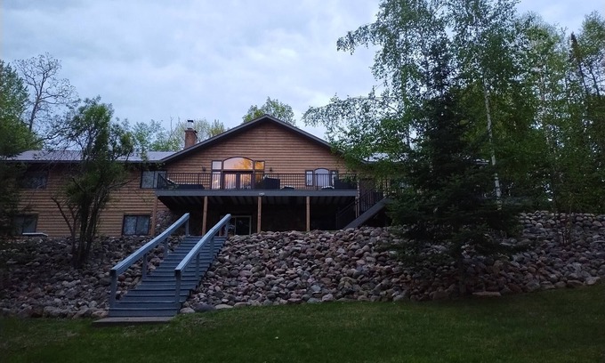 Birchwood House | Tranquil Lakefront Retreat in Birchwood, Rated 10/10