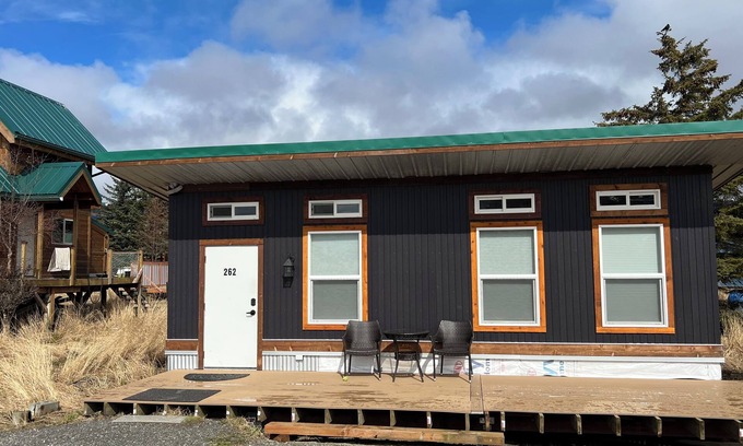 Nikolaevsk Cottage | Bird and Beach Guesthouse- beachfront studio cottage in Old Town Homer