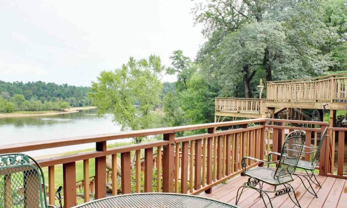 Lake Delton Cottage | Cozy Bird House on Wisconsin River: Pet-Friendly Retreat